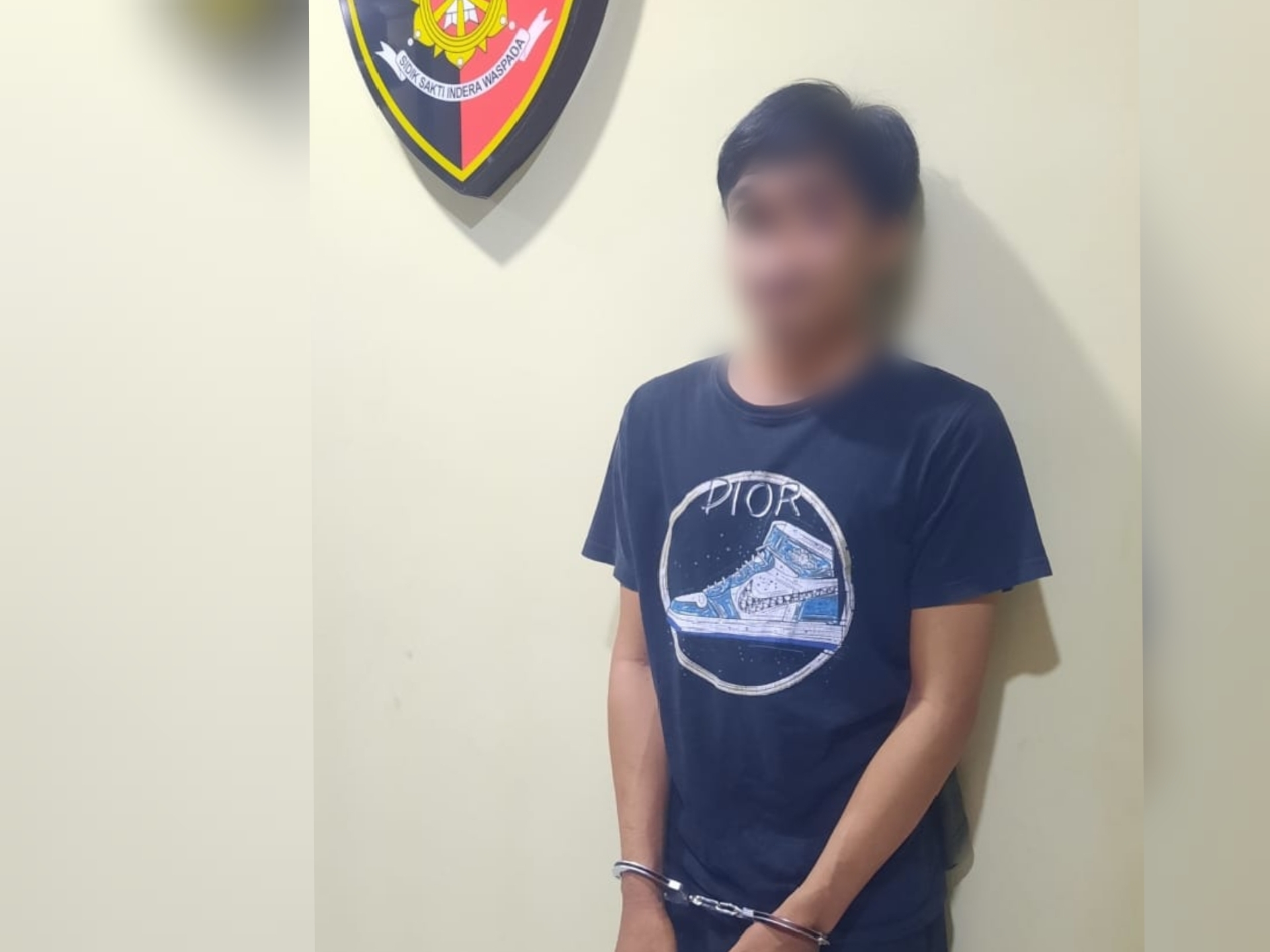 Pria berdiri dengan tangan terborgol di ruang reskrim polres bantul
