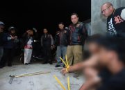 Polisi menggiring tiga remaja berjalan di halaman kantor polisi
