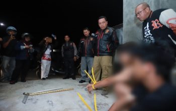 Polisi menggiring tiga remaja berjalan di halaman kantor polisi