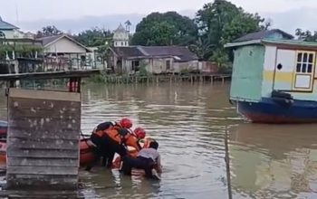 Tim SAR evakuasi korban tenggelam di Sungai Danau Tanah Bumbu.