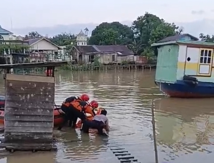 Tim SAR evakuasi korban tenggelam di Sungai Danau Tanah Bumbu.