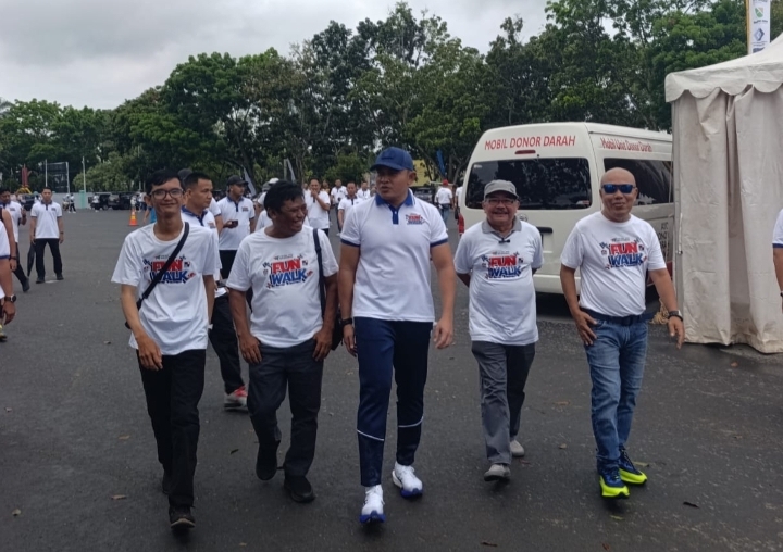 Bupati Tanah Laut lepas peserta Fun Walk.