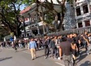 Mahasiswa berjalan di kawasan Balai Kota Malang.