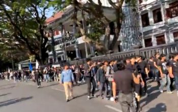 Mahasiswa berjalan di kawasan Balai Kota Malang.