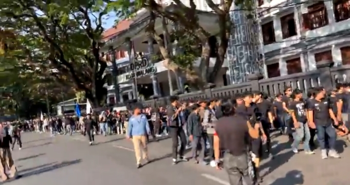 Mahasiswa berjalan di kawasan Balai Kota Malang.