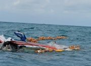 Serpihan kayu dan besi kapal hancur di atas air laut