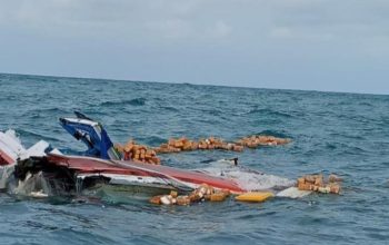 Serpihan kayu dan besi kapal hancur di atas air laut