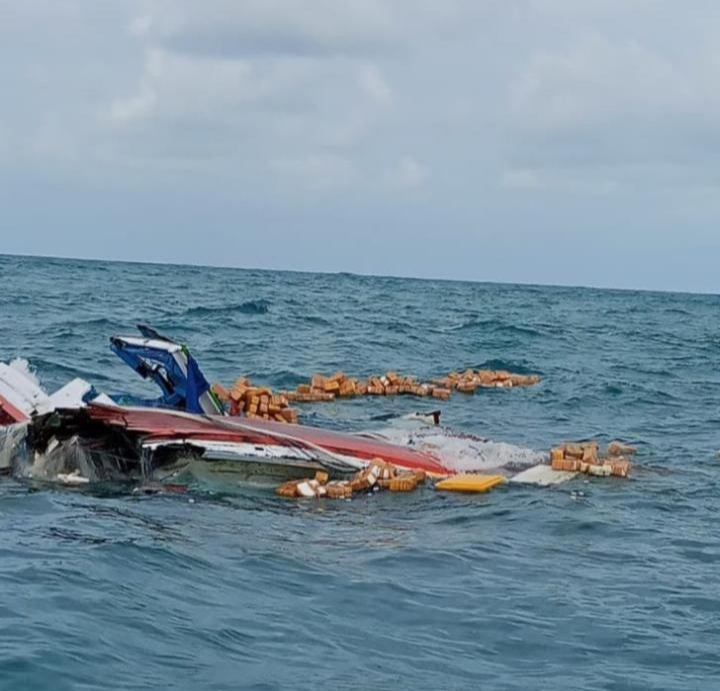 Serpihan kayu dan besi kapal hancur di atas air laut