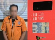 Enam plastik kecil sabu dan handphone di atas meja