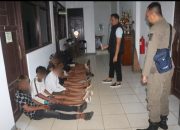 Remaja duduk di ruang kantor Satpol PP