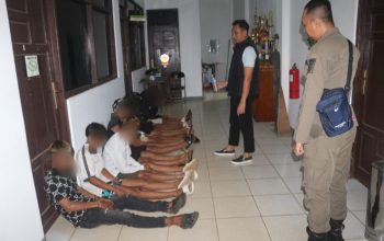 Remaja duduk di ruang kantor Satpol PP