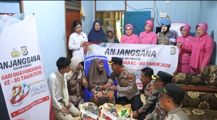 Polisi menyerahkan bingkisan ke ibu-ibu di teras rumah