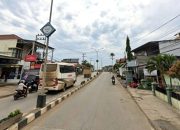 Jalan raya Satui dipenuhi debu dan lumpur tambang.