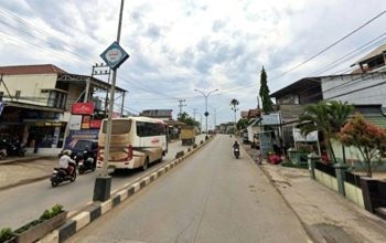 Jalan raya Satui dipenuhi debu dan lumpur tambang.