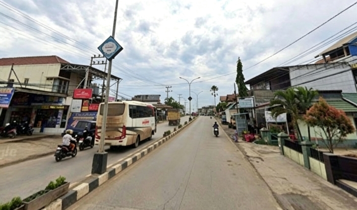 Jalan raya Satui dipenuhi debu dan lumpur tambang.