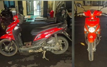 Motor matic merah di halaman kantor polisi