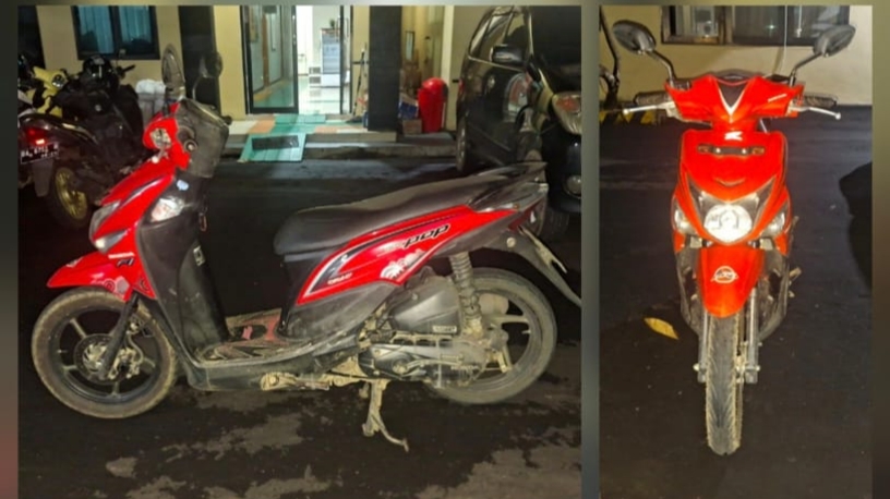 Motor matic merah di halaman kantor polisi
