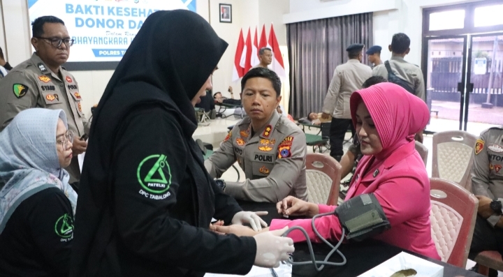 Kapolres Tabalong donor darah.