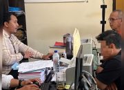 Polisi memeriksa pria duduk di kursi ruang pemeriksaan