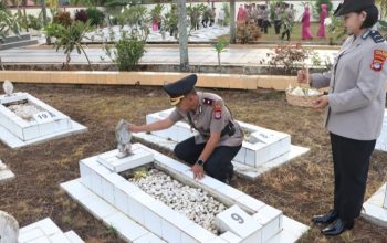 Kapolres Tabalong pimpin ziarah di TMP Tanjung Kencana.