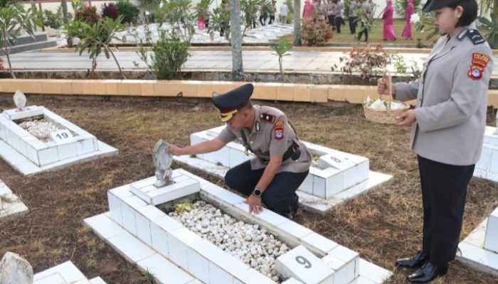 Hormati Jasa Pahlawan, Polres Tabalong Gelar Ziarah di TMP Tanjung Kencana