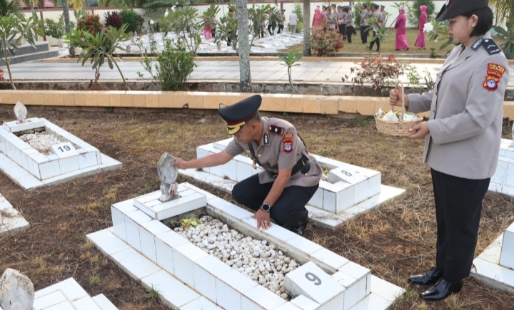 Kapolres Tabalong pimpin ziarah di TMP Tanjung Kencana.