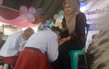 Siswi sungkem kepada guru di perpisahan SDN 1 Cijengjing.