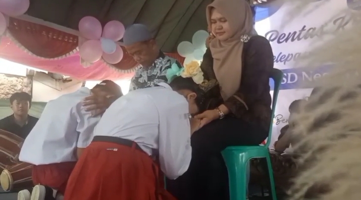 Siswi sungkem kepada guru di perpisahan SDN 1 Cijengjing.