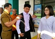 Bupati Pulang Pisau beri rompi petugas sensus.