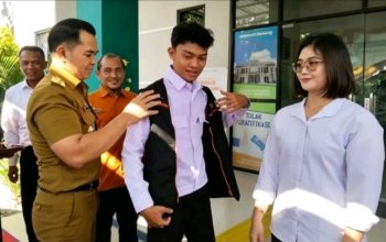 Bupati Pulang Pisau beri rompi petugas sensus.