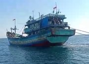 Tangkapan layar kapal di laut dengan jaring cantrang
