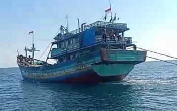 Tangkapan layar kapal di laut dengan jaring cantrang