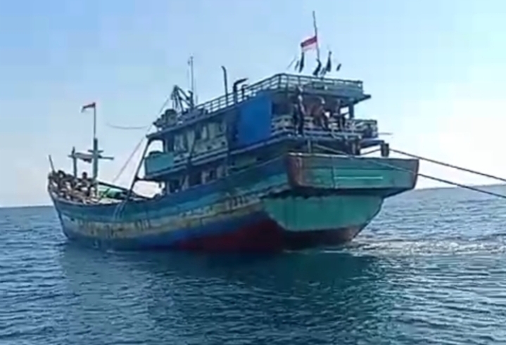 Tangkapan layar kapal di laut dengan jaring cantrang