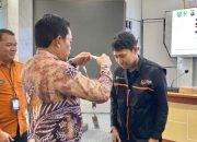 Bupati Balangan beri tanda pengenal petugas sensus.