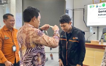 Bupati Balangan beri tanda pengenal petugas sensus.