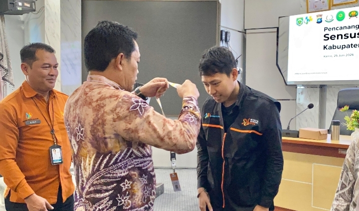 Bupati Balangan beri tanda pengenal petugas sensus.