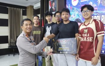 Wakapolres Bantul serahkan hadiah turnamen e-sports.