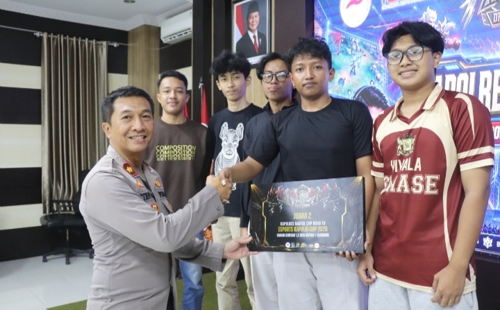 Wakapolres Bantul serahkan hadiah turnamen e-sports.