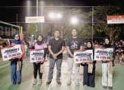 Kapolres Tanah Bumbu serahkan piala juara voli.