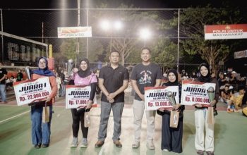 Kapolres Tanah Bumbu serahkan piala juara voli.