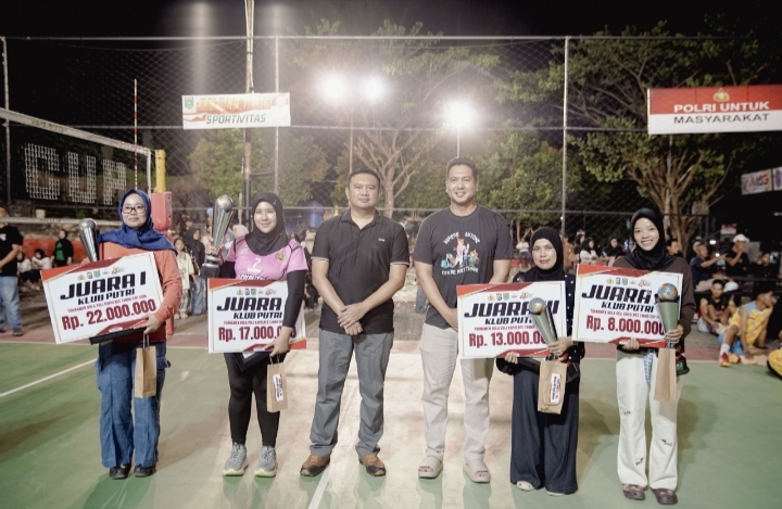 Kapolres Tanah Bumbu serahkan piala juara voli.