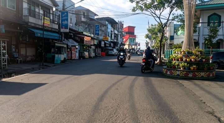 Jalan mulus beraspal di Kotabaru.