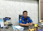 Kepala Damkar Tanah Bumbu Syaikul Ansyari ngobrol di ruang kerja.