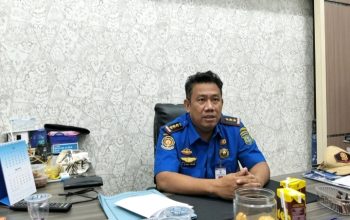 Kepala Damkar Tanah Bumbu Syaikul Ansyari ngobrol di ruang kerja.
