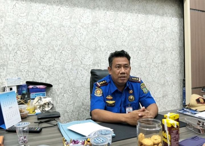 Kepala Damkar Tanah Bumbu Syaikul Ansyari ngobrol di ruang kerja.