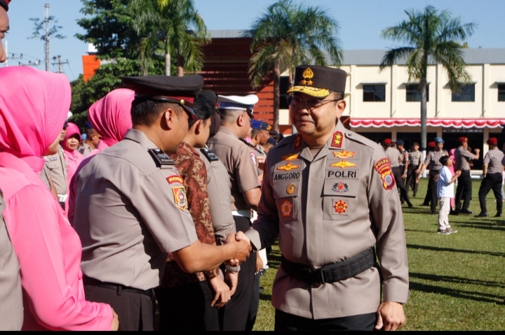 Kapolda DIY pimpin upacara kenaikan pangkat.
