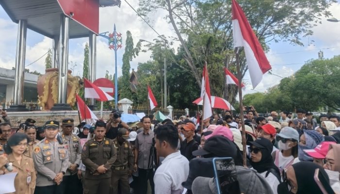 Warga Kalteng Gelar Aksi Dukungan MBG di Depan Kantor Gubernur