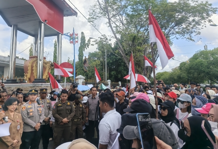 Kerumunan massa aksi di depan gedung gubernur