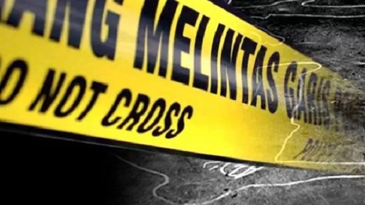 Garis polisi kuning melingkari area persawahan, latar belakang pohon dan langit sore