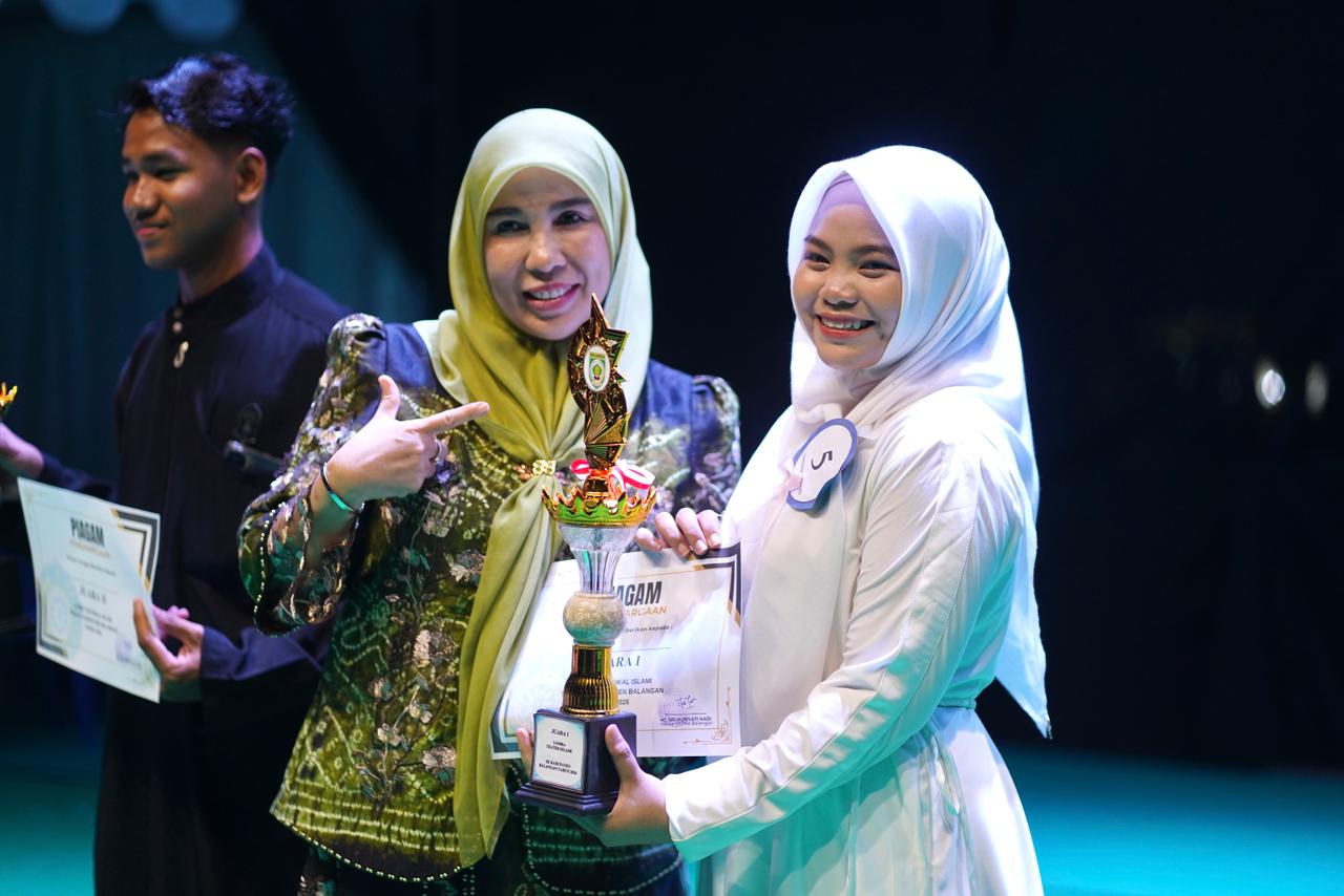 TP PKK Balangan serahkan piagam ke juara Halong